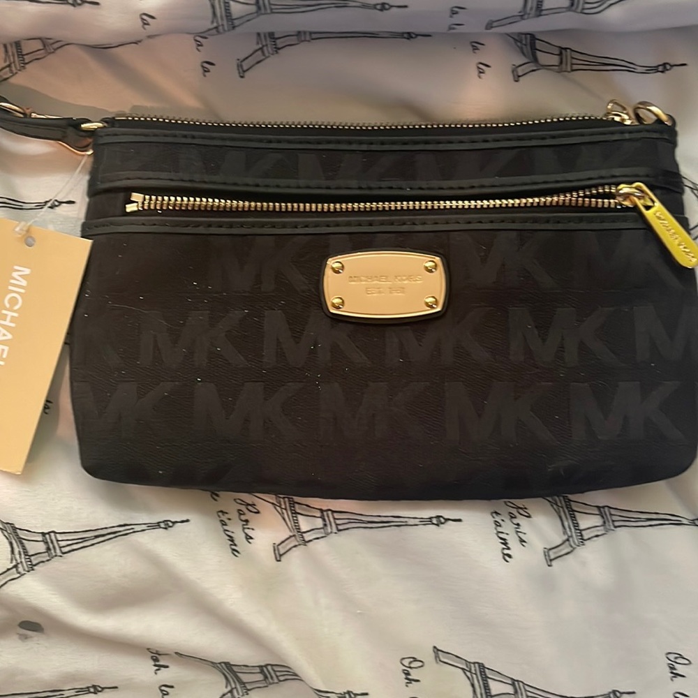 Black Michael Kors Wristlet 🖤